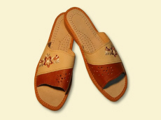 Producent pantofle licowe sandały klapki drewniaki trzewiki dziecięce bambosze kożuchowe ocieplacze wełniane